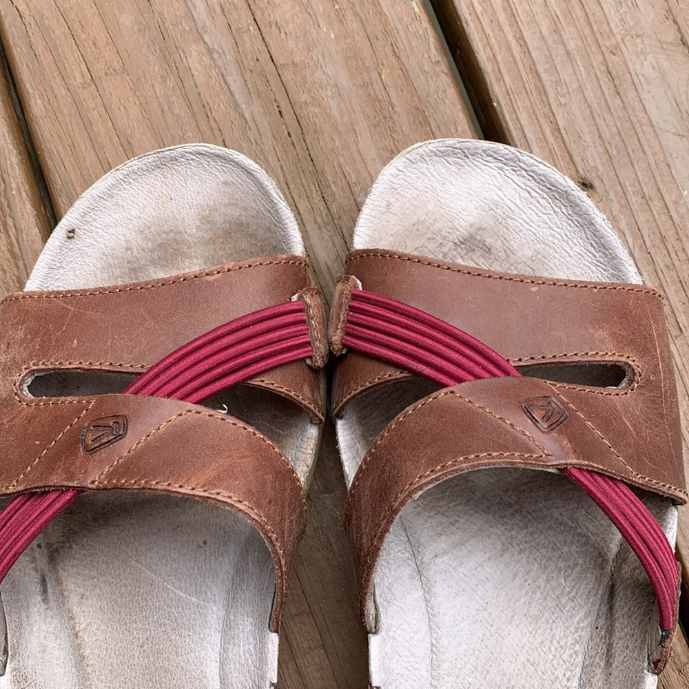 Keen leather sling back sandals with maroon detail. - Picture 2 of 10